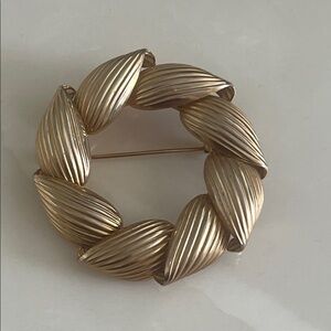 Elegant Gold Leaf Brooch